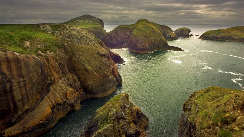 The view of the cliffs at Ramsey Island.